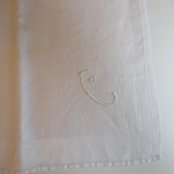 Monogrammed "C" cloth napkins - Picture 4 of 8